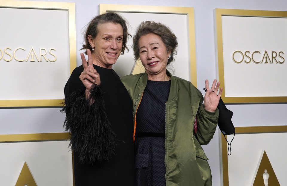 Frances McDormand y Yuh-Jung Youn ganadoras del Oscar 2021 a la Mejor Actriz y Mejor Actriz Secundaria