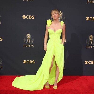 Kaley Cuoco en la alfombra roja de los Emmy 2021