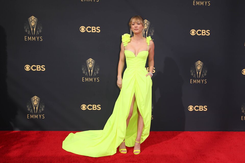 Kaley Cuoco en la alfombra roja de los Emmy 2021