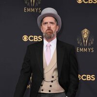 Brendan Hunt en la alfombra roja de los Emmy 2021