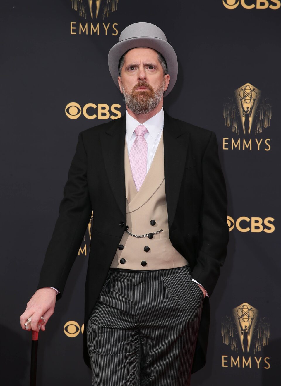 Brendan Hunt en la alfombra roja de los Emmy 2021