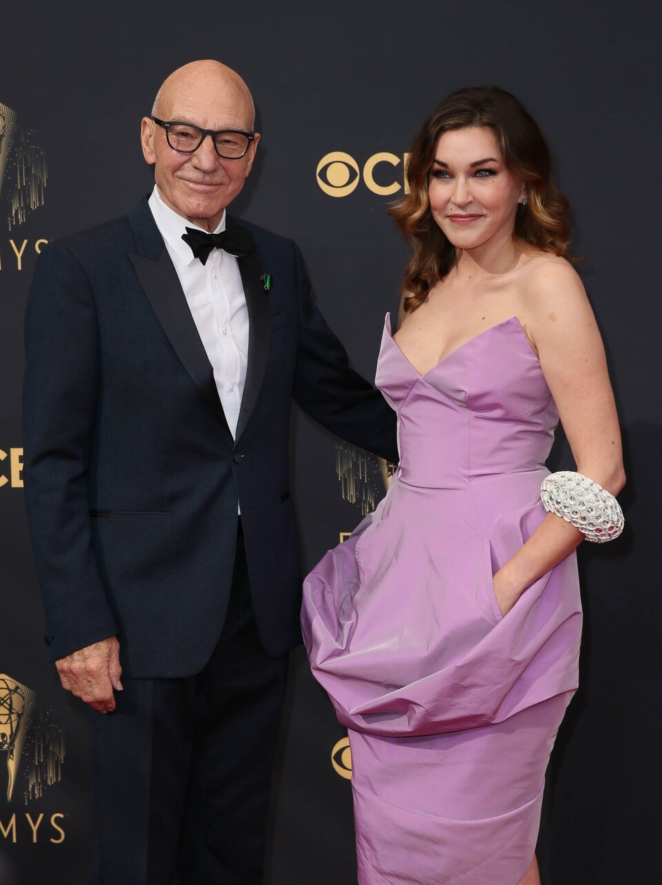 Patrick Stewart y Sunny Ozell en la alfombra roja de los Emmy 2021