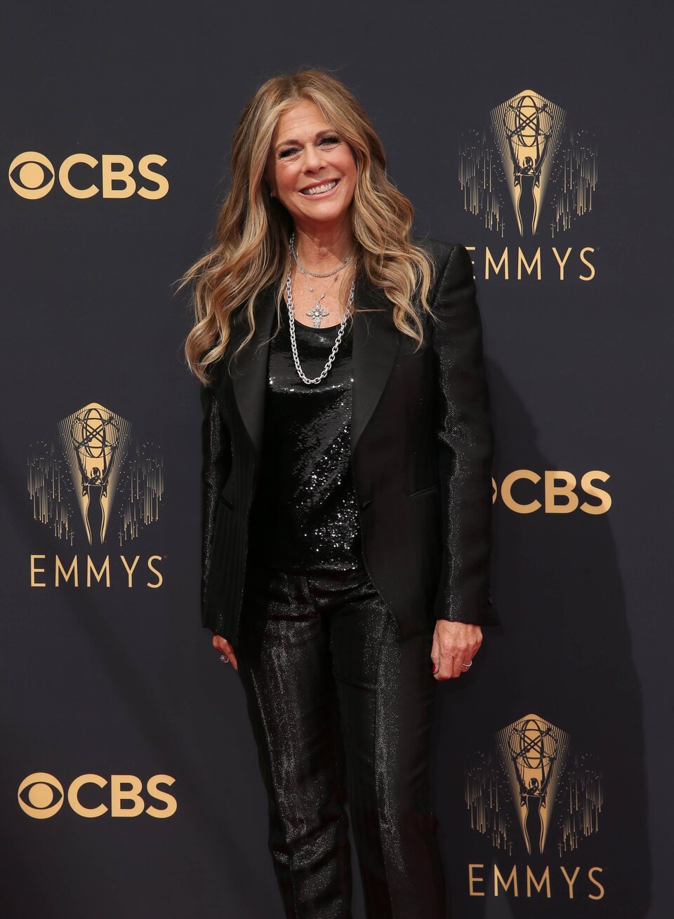 Rita Wilson en la alfombra roja de los Emmy 2021