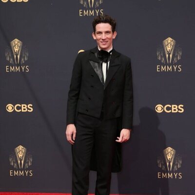 Josh O'Connor en la alfombra roja de los Emmy 2021