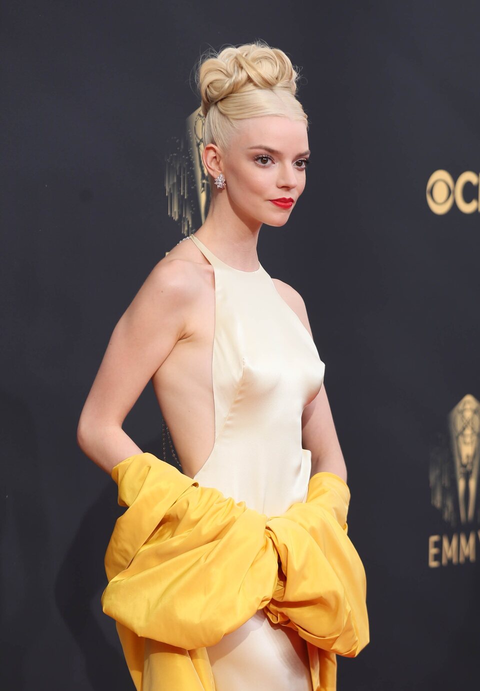 Anya Taylor-Joy en la alfombra roja de los Emmy 2021