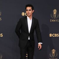 Max Minghella en la alfombra roja de los Emmy 2021