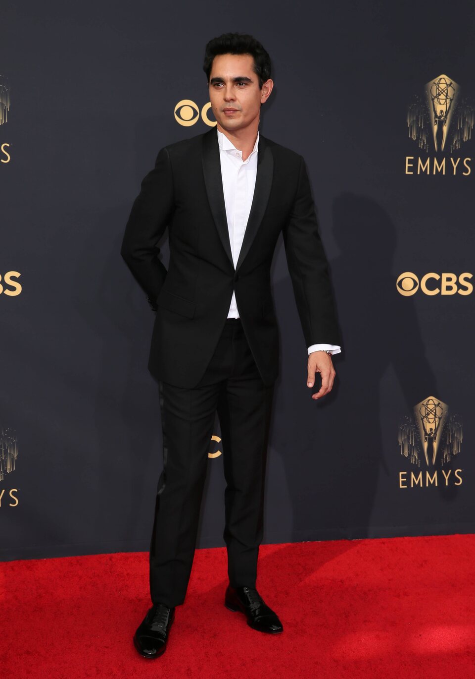 Max Minghella en la alfombra roja de los Emmy 2021