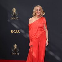 Catherine O'Hara en la alfombra roja de los Emmy 2021