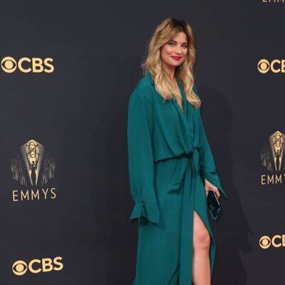 Annie Murphy en la alfombra roja de los Emmy 2021