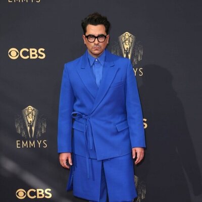 Dan Levy en la alfombra roja de los Emmy 2021