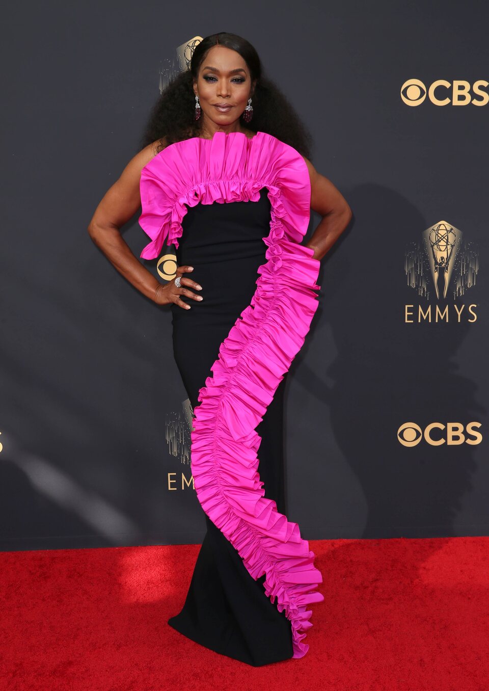 Angela Bassett en la alfombra roja de los Emmy 2021