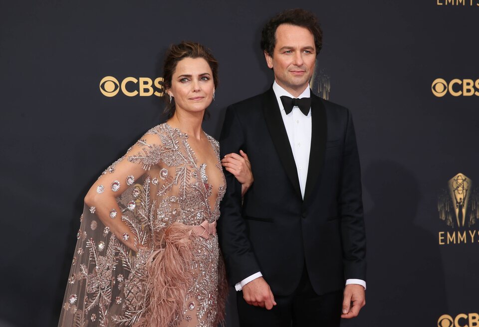 Keri Russell y Matthew Rhys en la alfombra roja de los Emmy 2021