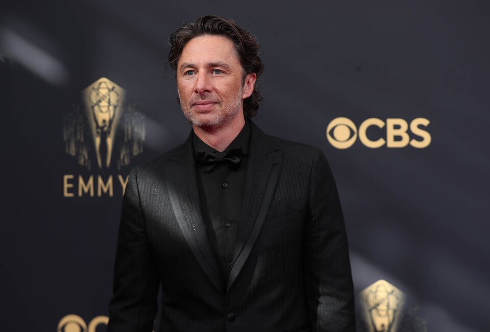 Zach Braff en la alfombra roja de los Emmy 2021