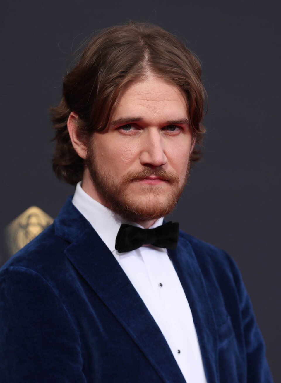 Bo Burnham en la alfombra roja de los Emmy 2021