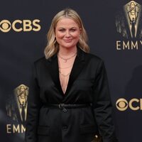 Amy Poehler en la alfombra roja de los Emmy 2021