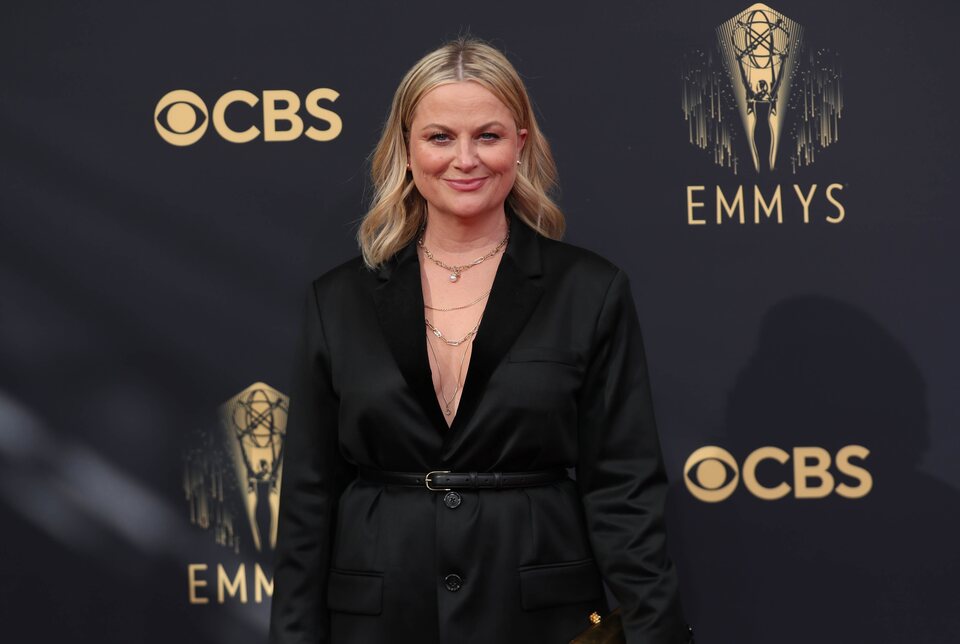 Amy Poehler en la alfombra roja de los Emmy 2021