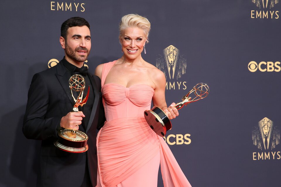 Brett Goldstein y Hannah Waddingham, ganadores del Emmy 2021 al mejor actor y mejor actriz de reparto de comedia