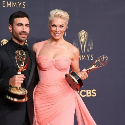 Brett Goldstein y Hannah Waddingham, ganadores del Emmy 2021 al mejor actor y mejor actriz de reparto de comedia