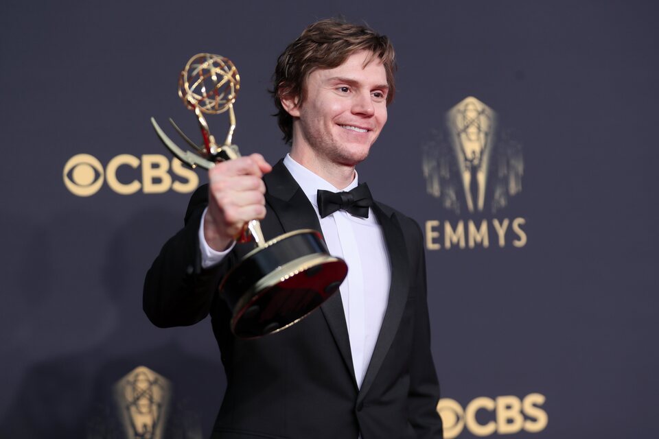 Evan Peters, ganador del Emmy 2021 al mejor actor de reparto de una miniserie