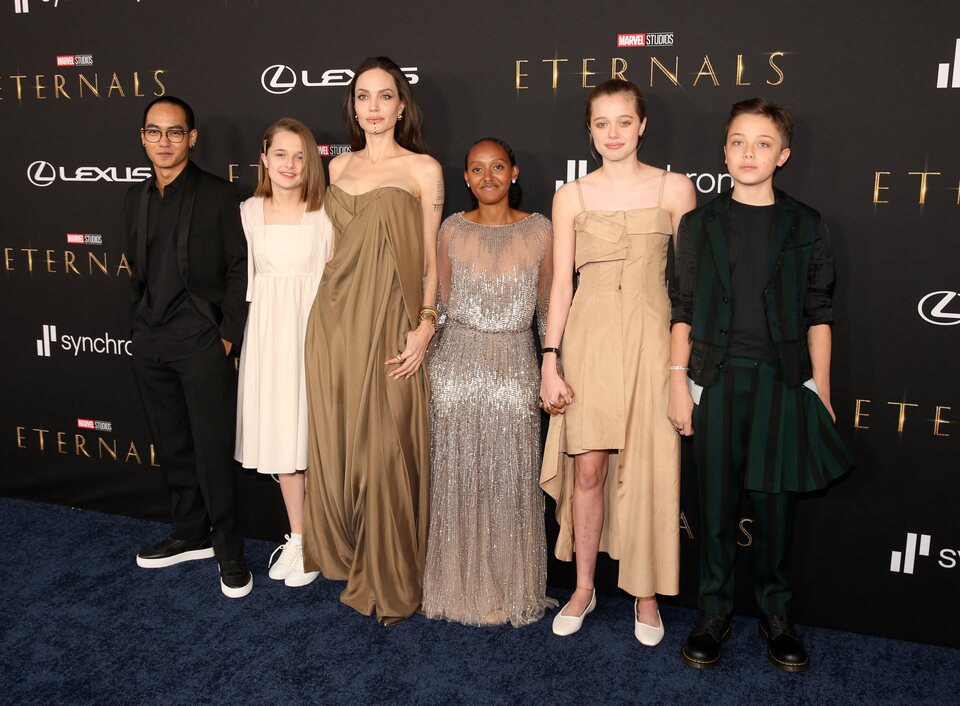 Angelina Jolie con sus hijos en la premiere de 'Eternals'