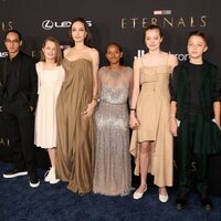 Angelina Jolie con sus hijos en la premiere de 'Eternals'