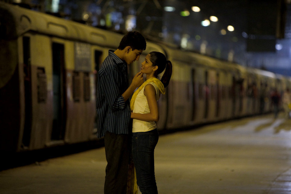 Dev Patel y Freida Pinto en 'Slumdog millionaire'