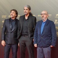 Javier Bardem, Fernando León de Aranoa y Jaume Roures en la alfombra roja de la 36 edición de los Premios Goya