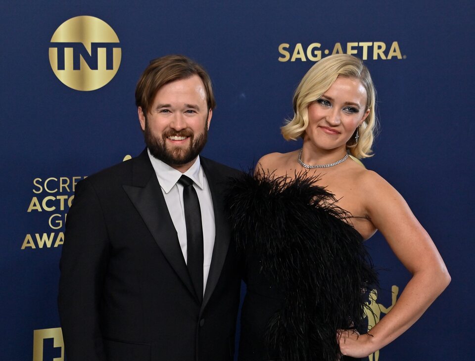 Haley Joel Osment y Emily Osment en los premios del Sindicato de Actores 2022