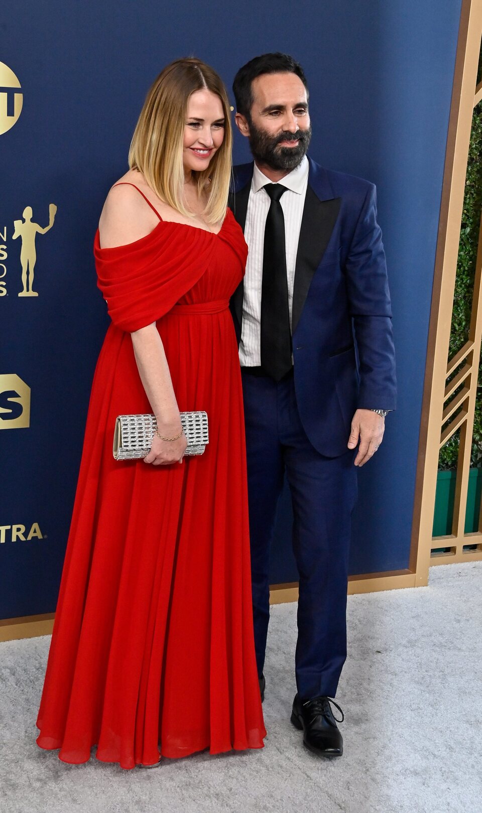 Shannon Kenny y Nestor Carbonell en los premios del Sindicato de Actores 2022