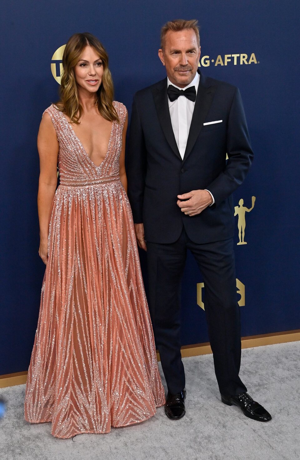 Christine Baumgartner y Kevin Costner en los premios del Sindicato de Actores 2022