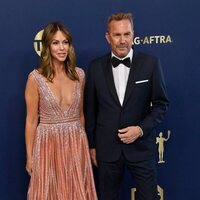 Christine Baumgartner y Kevin Costner en los premios del Sindicato de Actores 2022