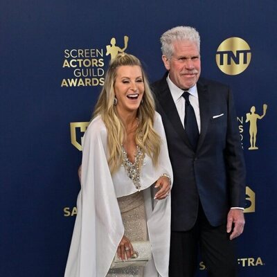 Allison Dunbar y Ron Perlman en los premios del Sindicato de Actores 2022