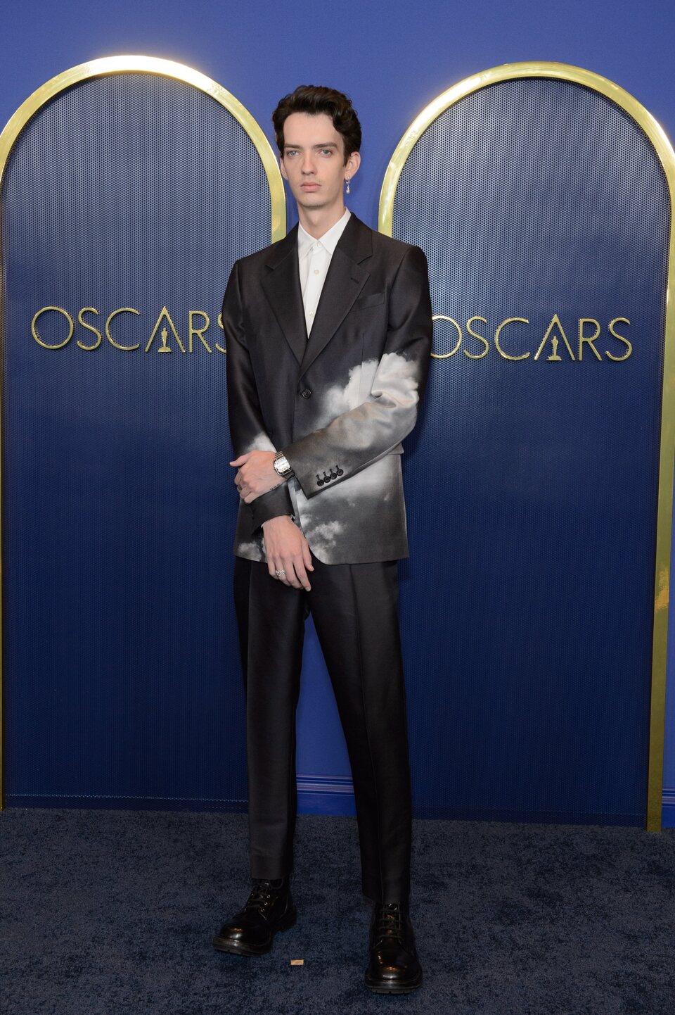 Kodi Smit-McPhee en la comida de nominados a los Oscar 2022