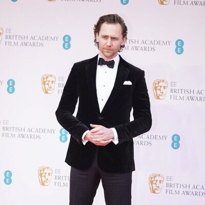 Tom Hiddleston en la alfombra roja de los BAFTA 2022