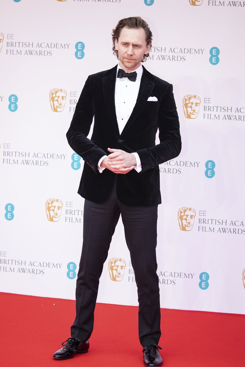 Tom Hiddleston en la alfombra roja de los BAFTA 2022