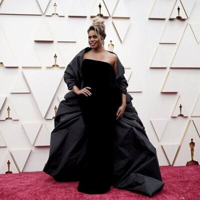 Laverne Cox en la alfombra roja de los Oscar 2022