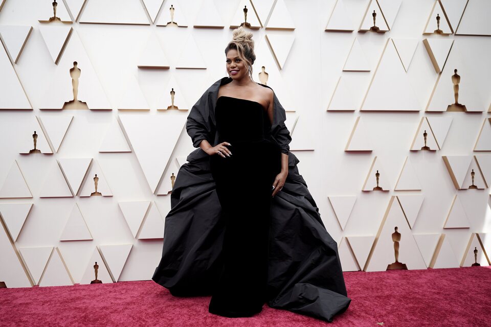 Laverne Cox en la alfombra roja de los Oscar 2022