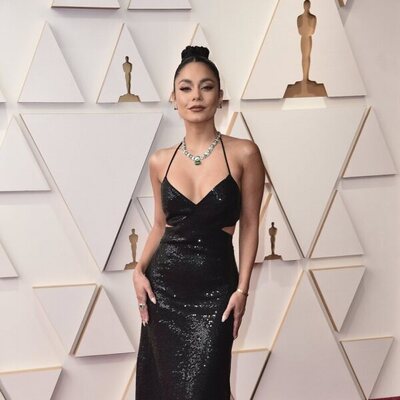 Vanessa Hudgens en la alfombra roja de los Oscar 2022