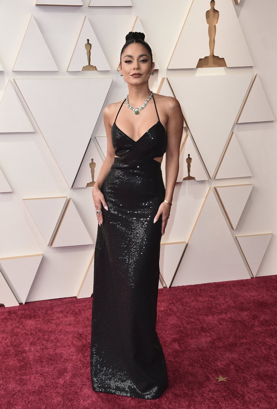 Vanessa Hudgens en la alfombra roja de los Oscar 2022