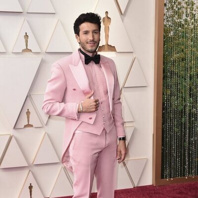 Sebastián Yatra en la alfombra roja de los Oscar 2022