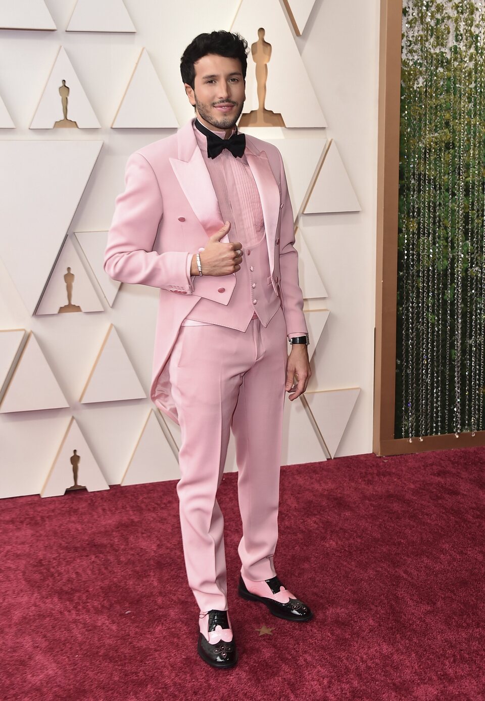 Sebastián Yatra en la alfombra roja de los Oscar 2022