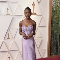 Demi Singleton en la alfombra roja de los Oscar 2022