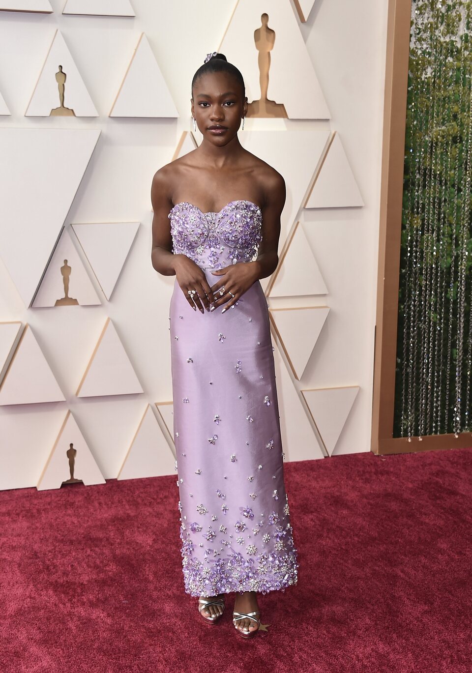 Demi Singleton en la alfombra roja de los Oscar 2022