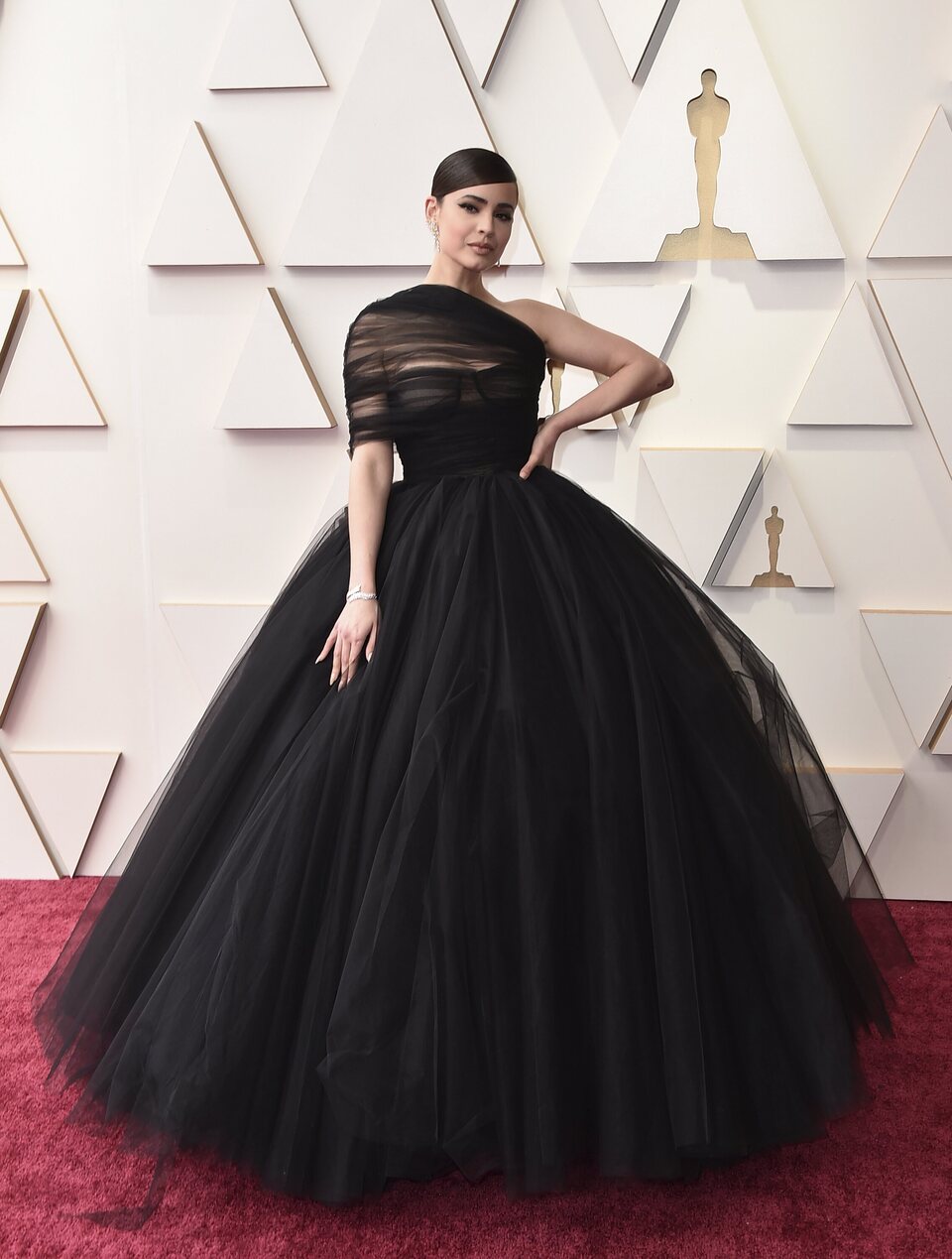 Sofia Carson en la alfombra roja de los Oscar 2022