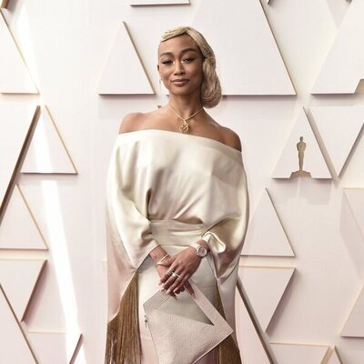 Tati Gabrielle en la alfombra roja de los Oscar 2022