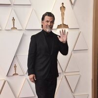 Josh Brolin en la alfombra roja de los Oscar 2022