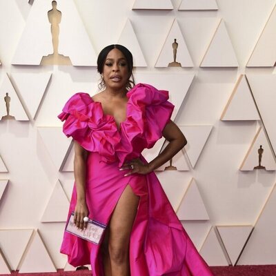 Niecy Nash en la alfombra roja de los Oscar 2022