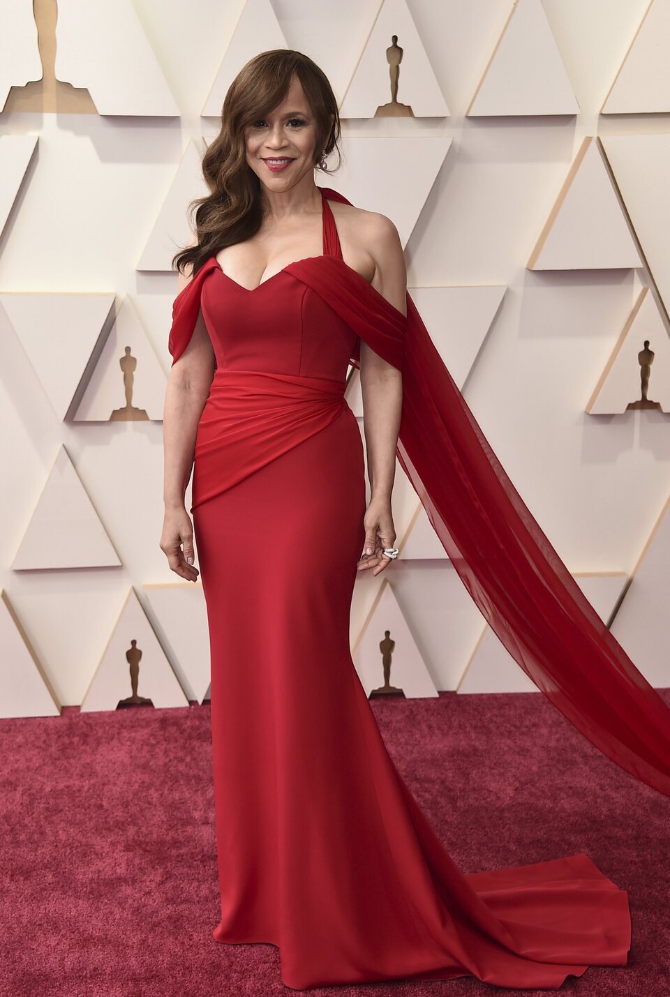 Rosie Perez en la alfombra roja de los Oscar 2022