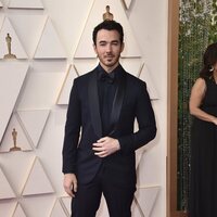 Kevin Jonas en la alfombra roja de los Oscar 2022