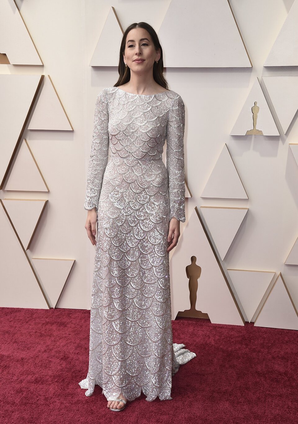 Alana Haim en la alfombra roja de los Oscar 2022